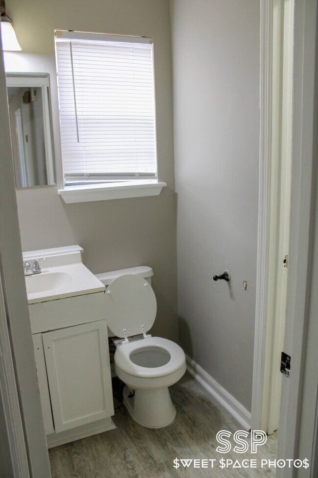 Building Photo - Travis