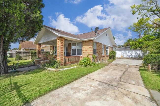 Building Photo - 2504 Oakcliff St