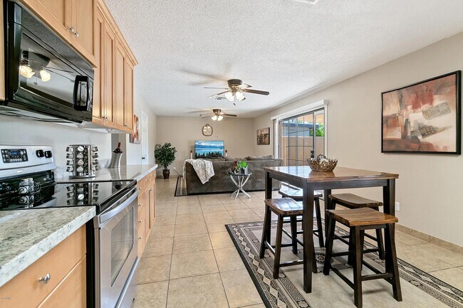 Building Photo - 8021 E Oak St