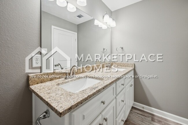 Building Photo - 1402 W 11th St