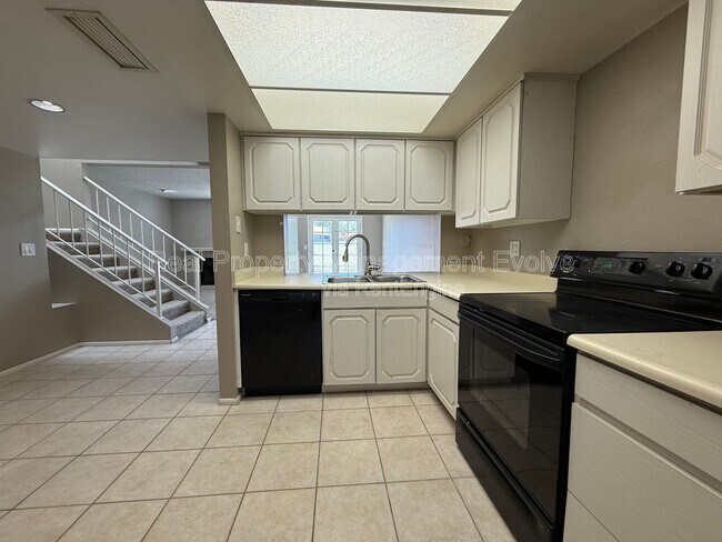 Building Photo - 815 E Grovers Ave