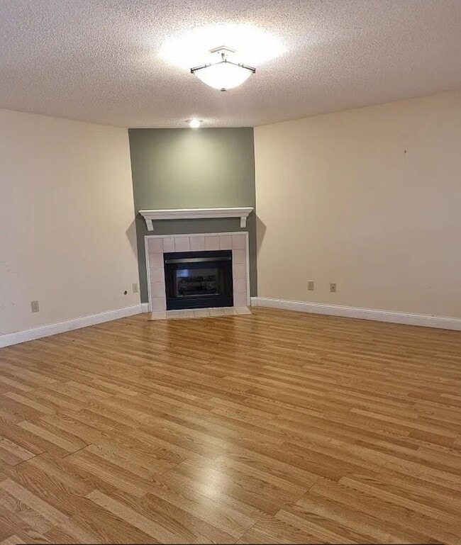 Building Photo - 3 bedrooms with Garage!