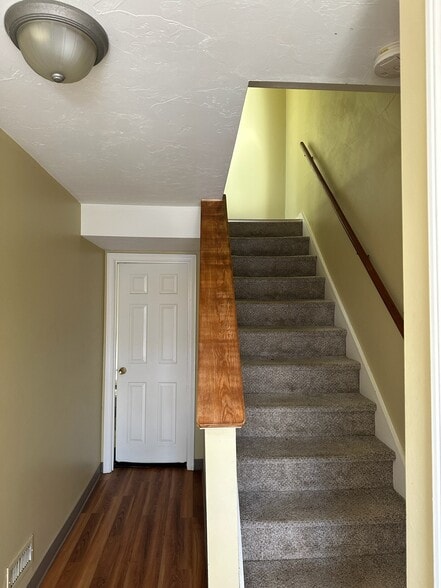 Building Photo - 16 Ledgecrest Dr