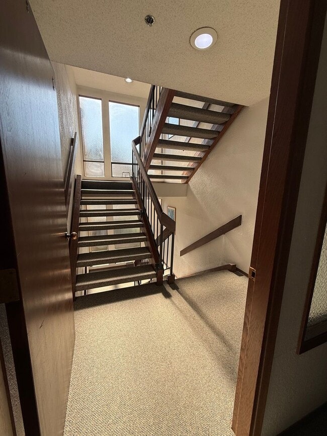 Building Photo - Beautifully maintained condo in the heart of Lynnwood!