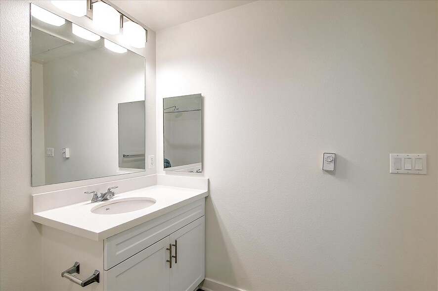 Building Photo - 12655 Bluff Creek Dr