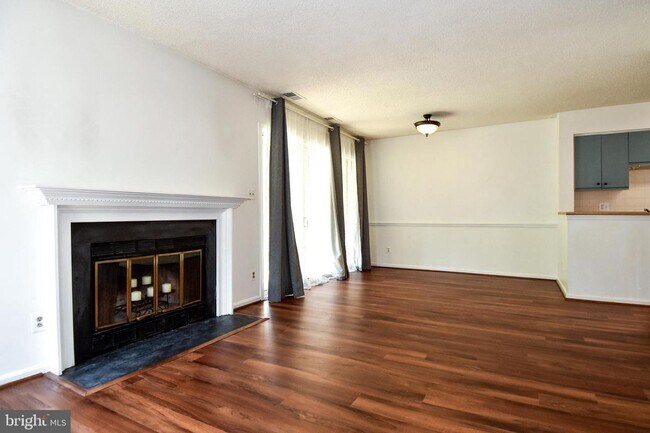 Building Photo - Charming and light-filled 1-bedroom, 1-bat...