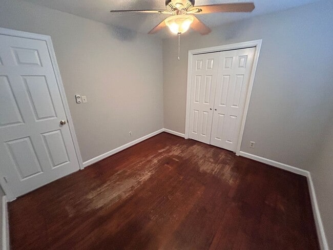 Building Photo - 3 Bedrooms off Mt. Gallant!!