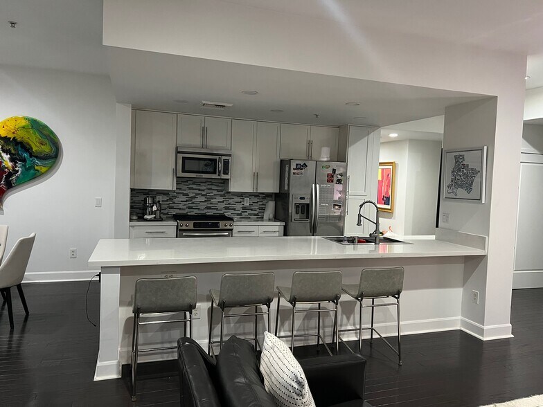 Building Photo - 300 E 4th St