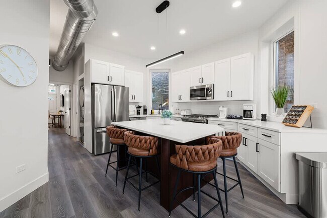 Building Photo - 1543 N Claremont Ave