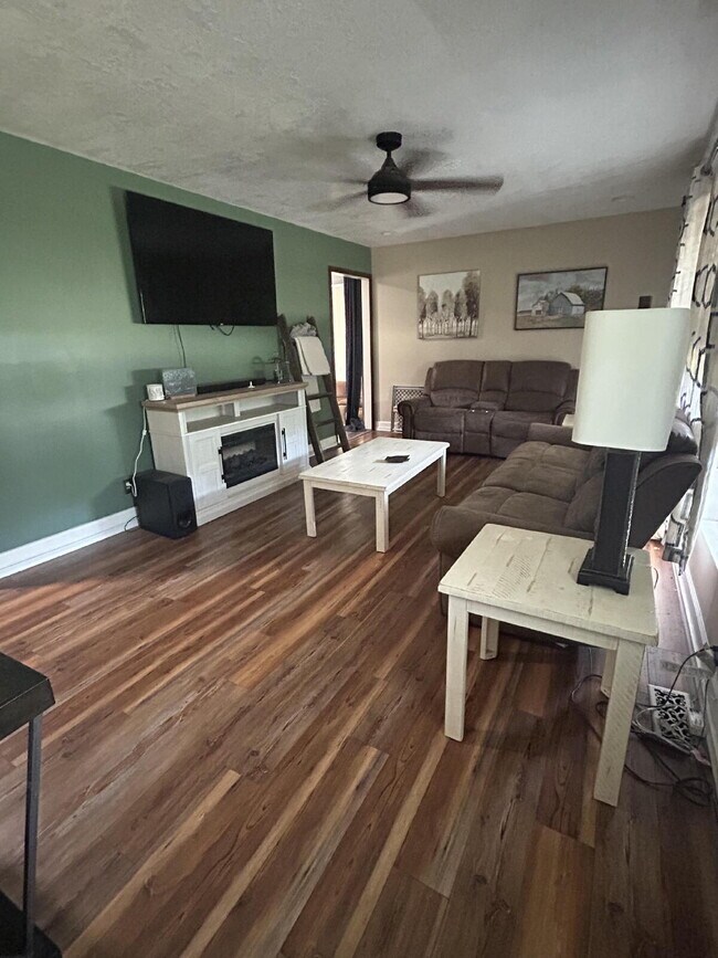 Building Photo - "Charming 3-Bed Home in Clarksville – Cozy Living with 1.5 Baths at 512 Appleton!"