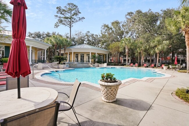 Building Photo - 2 bedroo 2-bathroom ground floor with screened patio for rent Wilmington Island