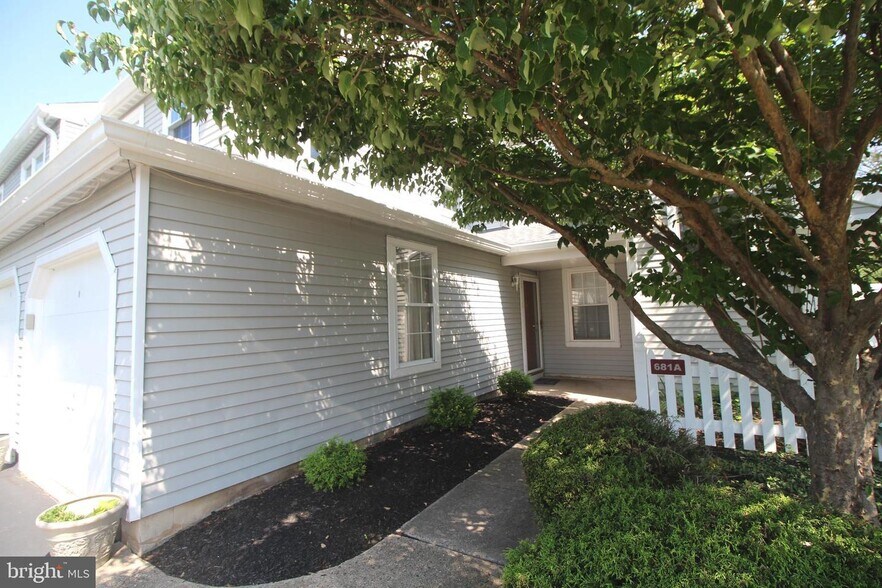 Building Photo - 681A Rose Hollow Dr