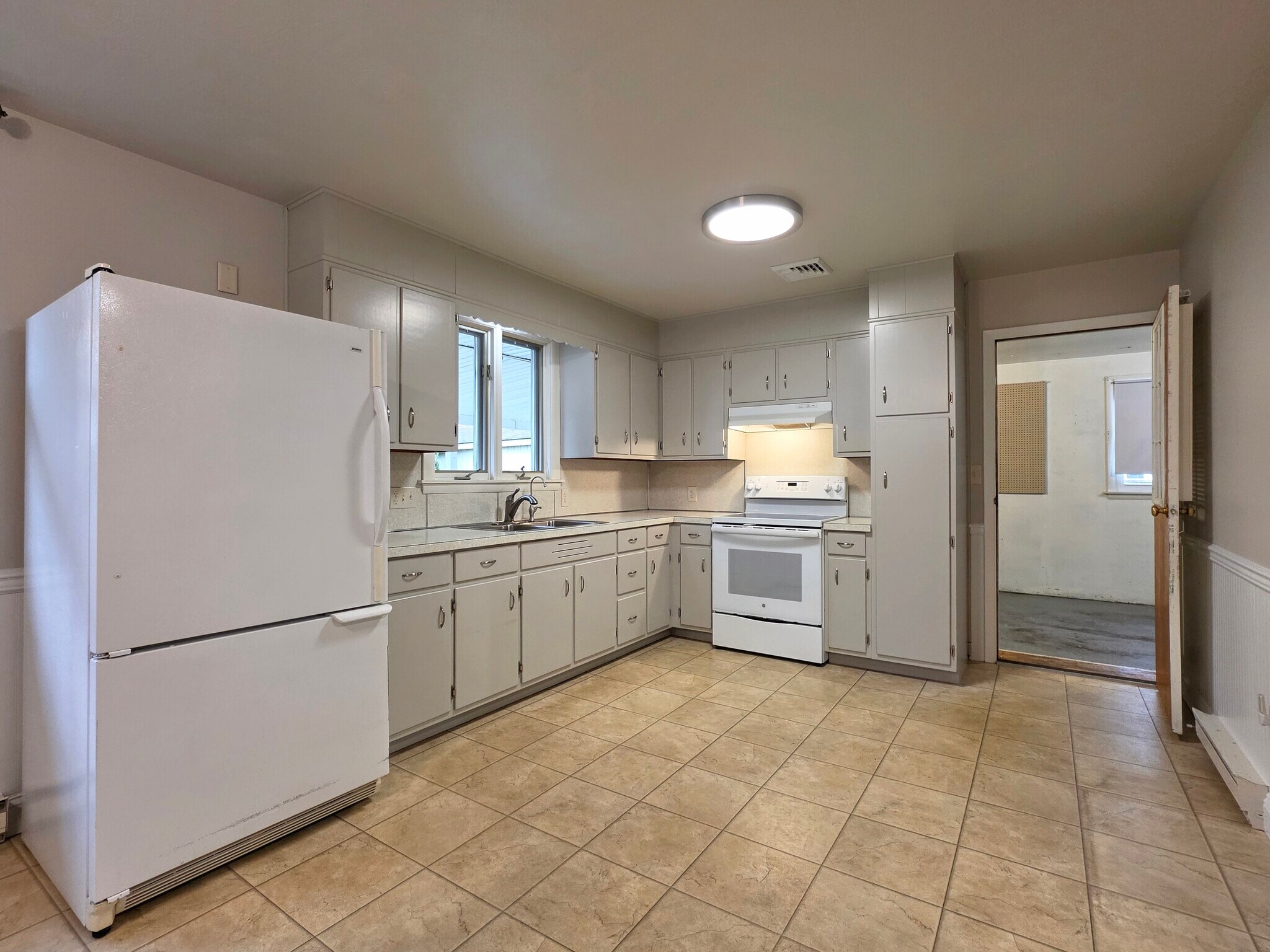 Building Photo - 2 Colonial Ave