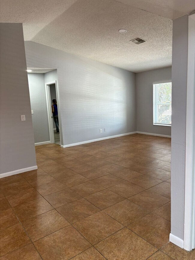 Building Photo - Beautiful 3/2 Available now!