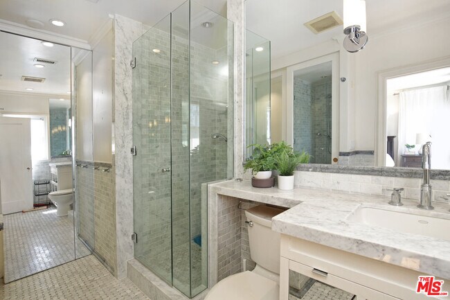 Building Photo - 6538 Cahuenga Terrace