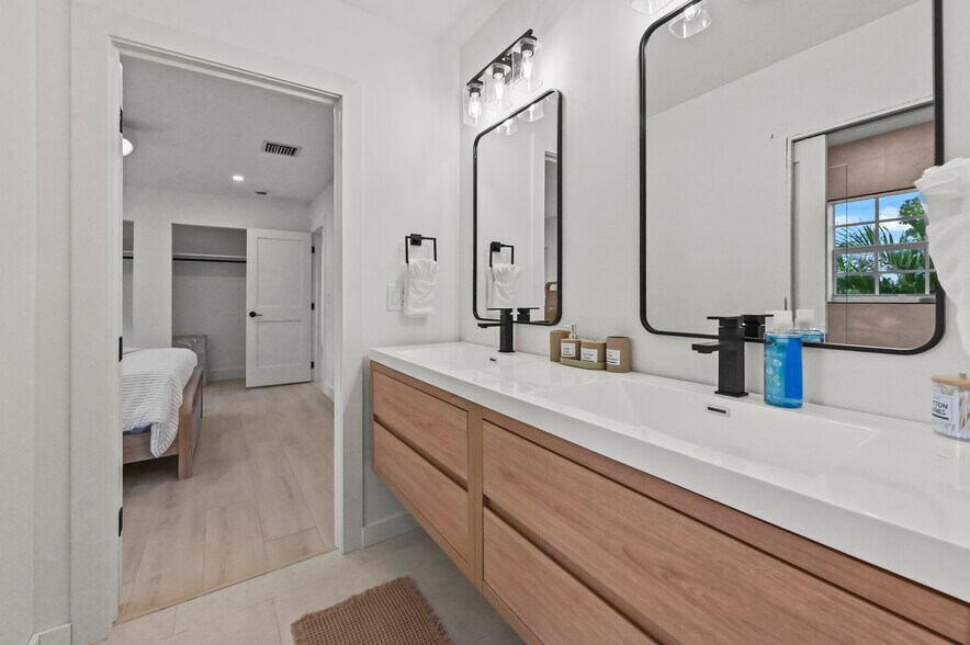 jack & jill bathroom (double vanity) - 3400 Parker Ave