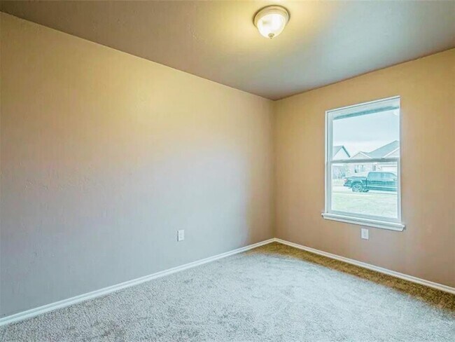 Building Photo - 1702 Highland Loop