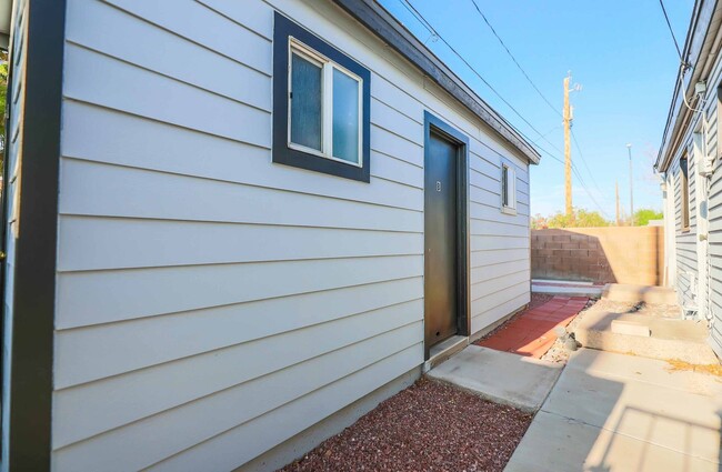 Building Photo - 307 Regina Way