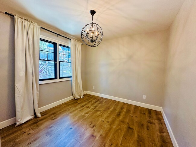 Building Photo - Beautiful Remodeled 2bd Home w/Laundry, Pr...
