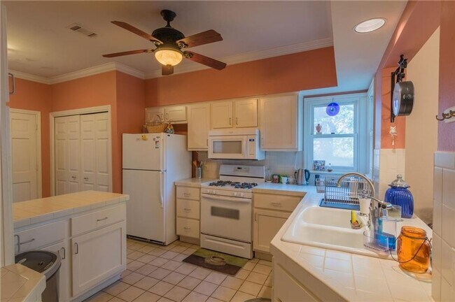 Building Photo - West Austin 3x3 Cozy Home!