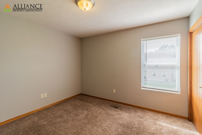 Building Photo - Large Duplex!