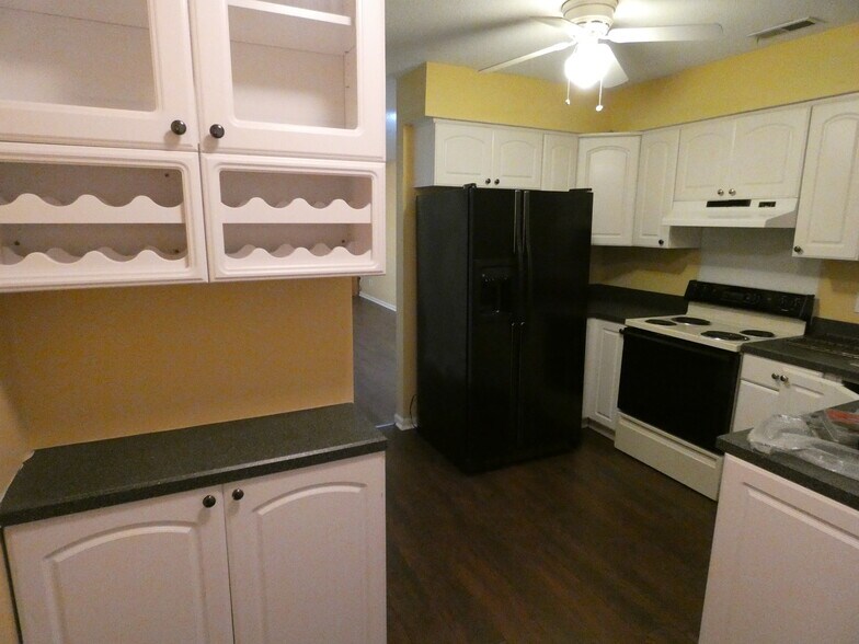 Building Photo - 3605 Pine Knoll Dr
