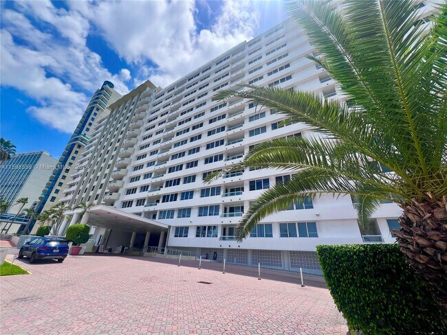 Building Photo - 5005 Collins Ave