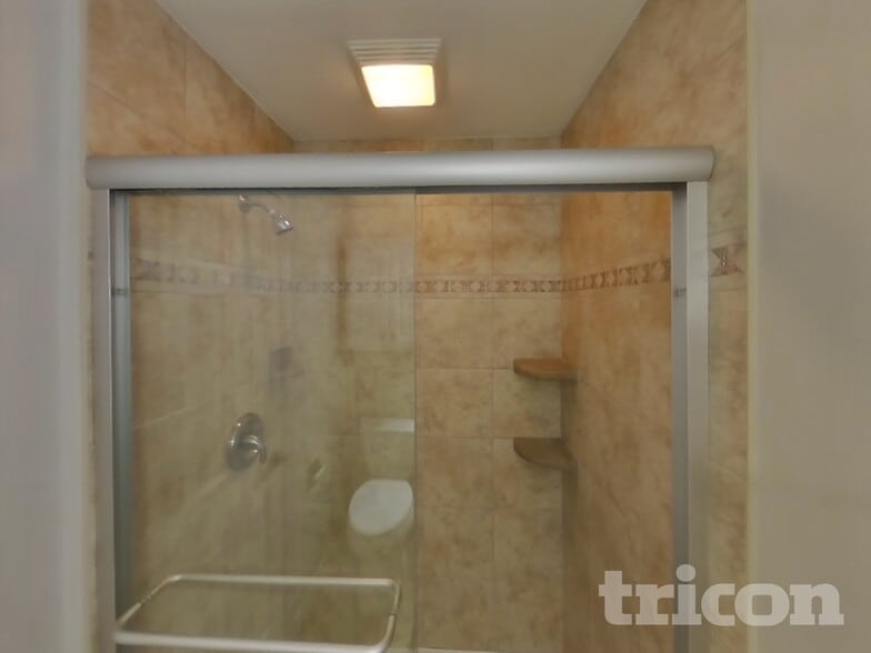 Building Photo - 1130 Pinehurst Ln