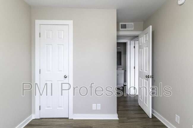 Building Photo - 123 Kingsridge Dr