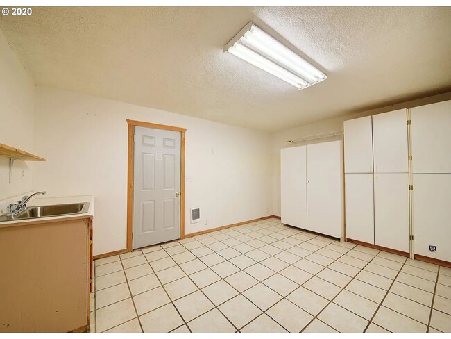 Building Photo - Great 4 Bedroom Eugene Home!