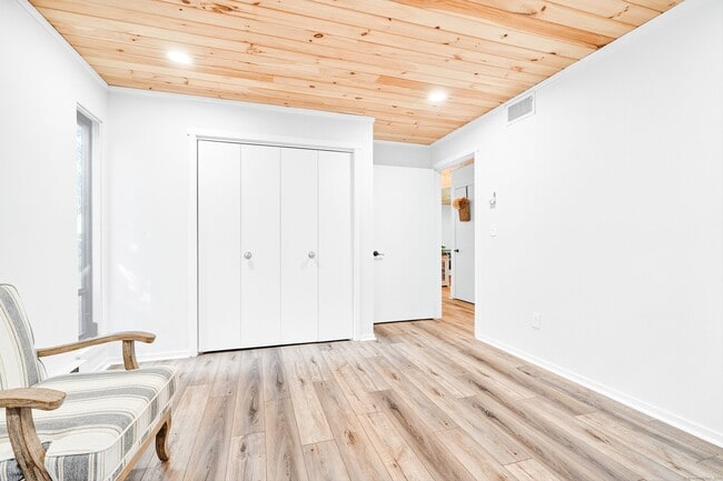 Building Photo - 401 Heritage Vlg