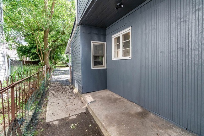 Building Photo - 3 Bedroom 2 Bathroom Home