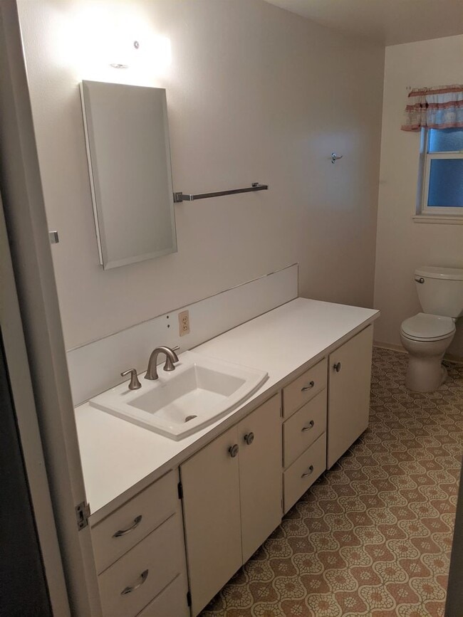 Building Photo - 205 S 46th Ave