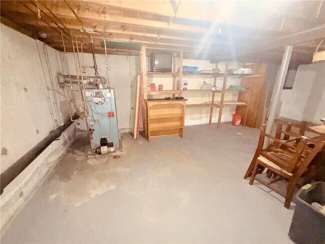Building Photo - 25 1/2 Thurston Ave