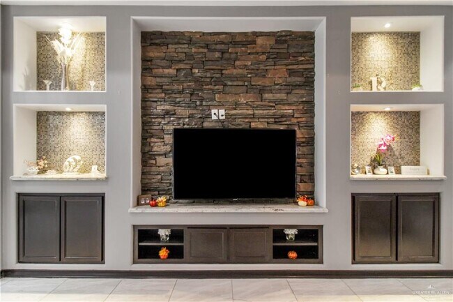 Building Photo - 30 Queens Ave