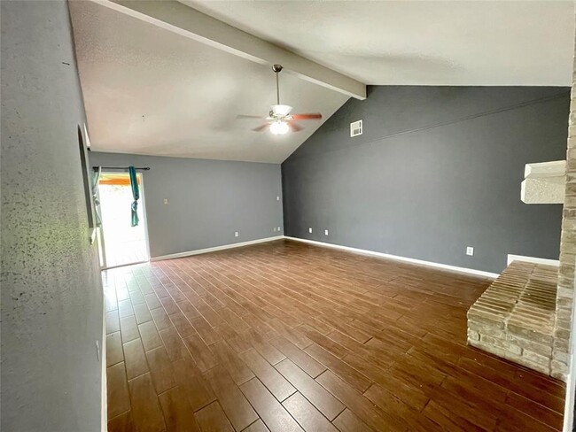Building Photo - 1102 Beecroft Dr