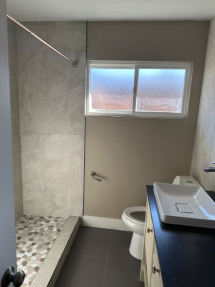 Building Photo - 704 Mc Dermit St