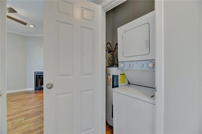 Building Photo - 711 W 21st St