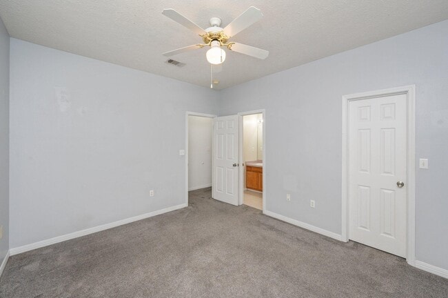 Building Photo - 17 Chatelaine Cir SE