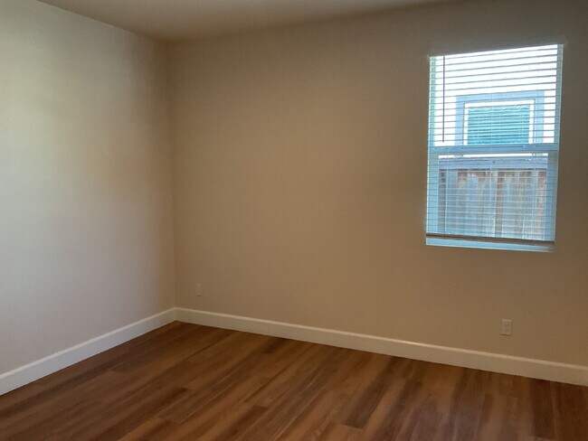 Building Photo - 644 Albany St