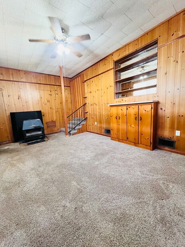 Building Photo - 3 Bed/2 Bath with one car garage home located in Jake Gaither Neighborhood!