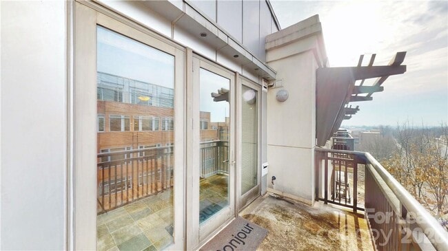 Building Photo - 718 W Trade St