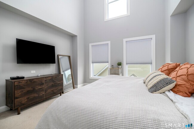 Building Photo - 85 Camp Ave