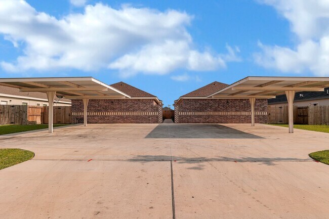 Building Photo - SPACIOUS! CONTEMPORARY! LOCATION!