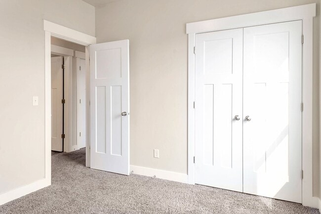 Building Photo - Beautiful Top Level Condo w 1 car garage