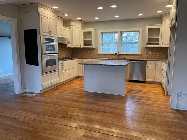 Building Photo - Executive 3/3 House in Coosa on Acreage $1...