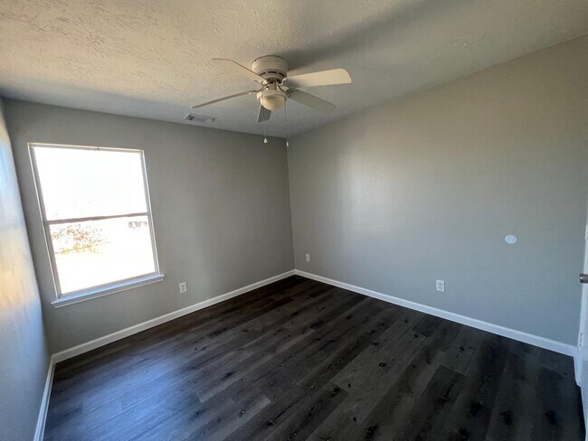 Building Photo - 19451 Nasworthy Dr