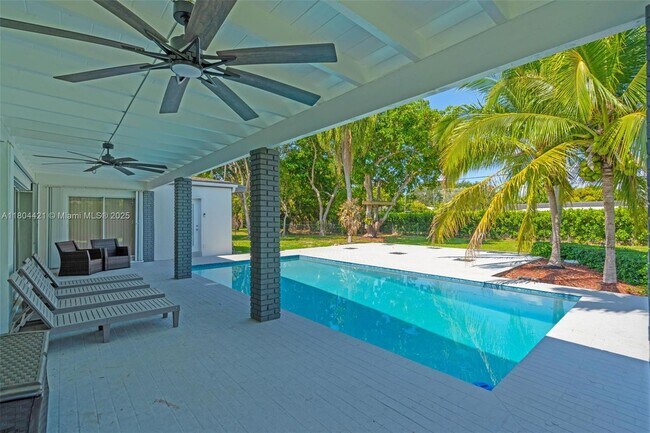 Building Photo - 15400 SW 84th Ave