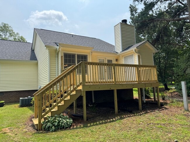 Building Photo - 2 Bedroom / 2 Bath End Unit Townhome in Ce...