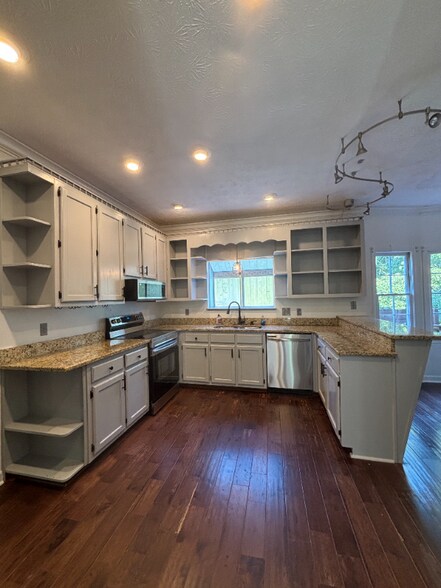 Building Photo - 2068 Lakewood Cir SW